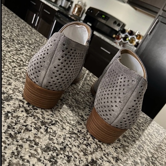 Lucky Brand Baylah2 Steel Grey Oiled
Suede Booties Size 9 - Picture 2 of 9